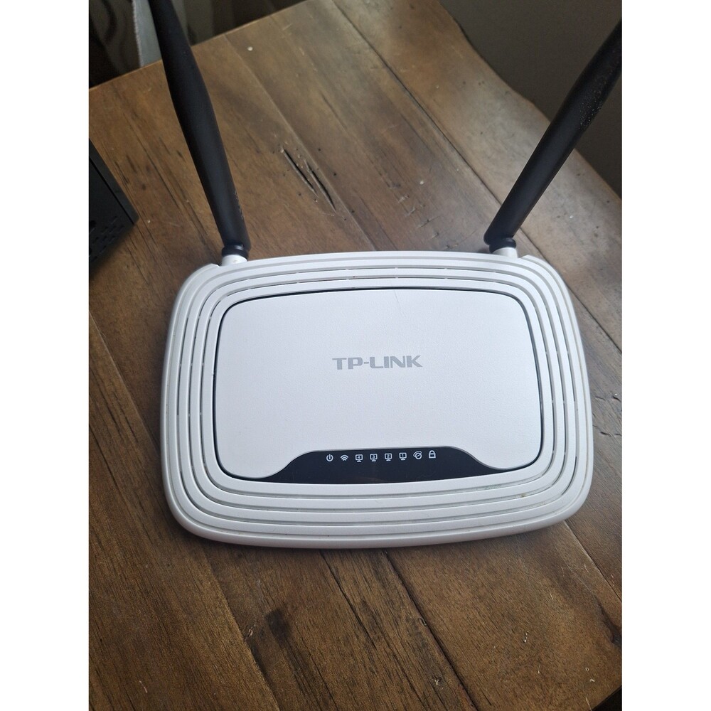 Motorola SURFboard SB6121 Modem and TP-Link TL-WR841N Router Combo - Picture 4 of 7